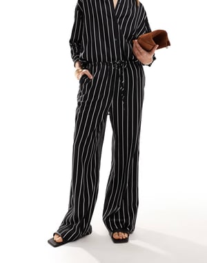 ASOS DESIGN byxor med vida ben i linne med svart rand
