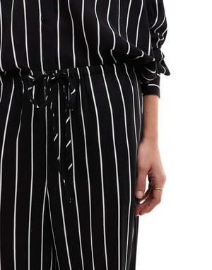 ASOS DESIGN byxor med vida ben i linne med svart rand