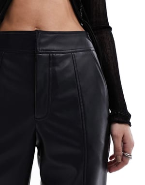 ASOS DESIGN premium konstläder straight leg byxa i svart