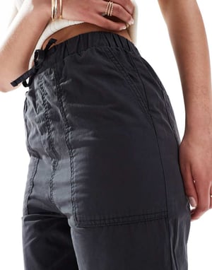 ASOS DESIGN Lång utility-byxa i tvättad svart