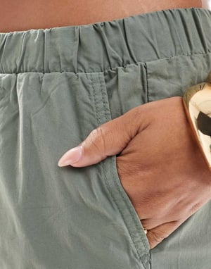 ASOS DESIGN Curve utilitybyxor i tvättad khaki