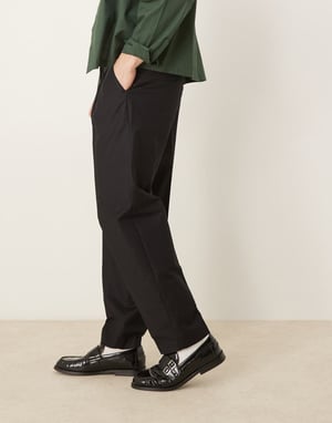 ASOS DESIGN smart överdimensionerade tapered byxor med dubbla veck i svart persikostruktur