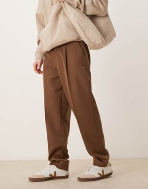 ASOS DESIGN smart oversized tapered byxor med framfåll i brunt