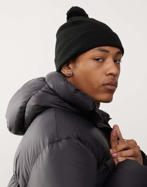 Weekday skater pom-pom beanie i svart