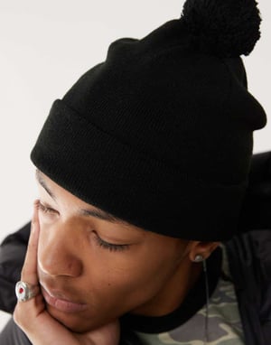Weekday skater pom-pom beanie i svart