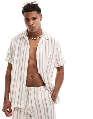 Utvald co-ord oversized skjorta med omvänd krage i strukturerad off-white rand.