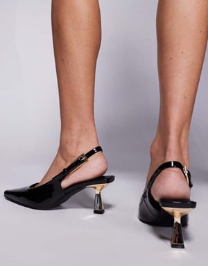 Simmi London Juni spetsig slingback kittenklack i svart lackläder
