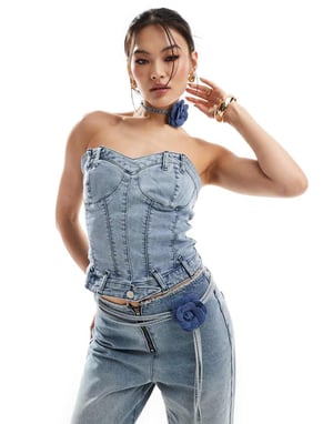 Simmi denim strukturerad sweetheart-hals korsett topp med corsage choker-koord i ljusblå tvätt