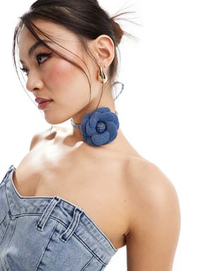 Simmi denim strukturerad sweetheart-hals korsett topp med corsage choker-koord i ljusblå tvätt