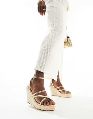 French Connection kilklackade sandaler med remmar i guld