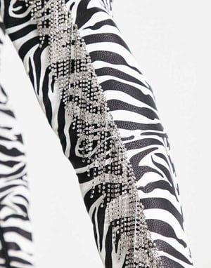 ASOS DESIGN Kim utsmyckade klackstövlar över knäna i zebra