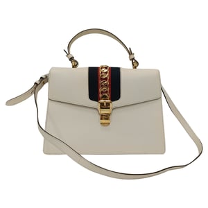 Gucci Medium Sylvie Top Handle-väska i vitt läder