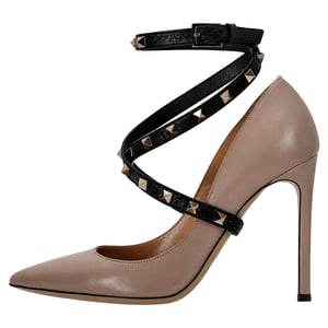 Valentino Garavani pumps met studs in beige leer