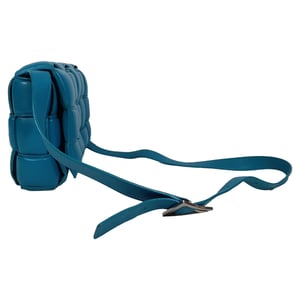 Bottega Veneta Opgevulde Cassette Schoudertas in Blauwe Lamleer