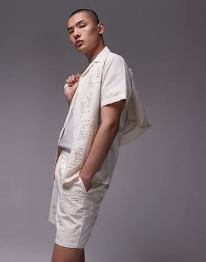 Topman co-ord lades på broderade linnemix shorts i ecru