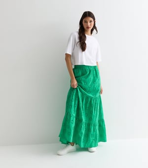 Grön, lång kjol med spets och broderier (NEW LOOK)