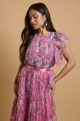 Petite Printed Pleated Mesh Midi Dress With Flutter Sleeve