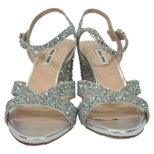 Miu Miu Kristalversierde Leren Sandalen in Zilveren Glitters