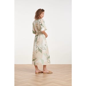 Smashed Lemon Midi jurk met groene en beige bladprint en ceintuur |