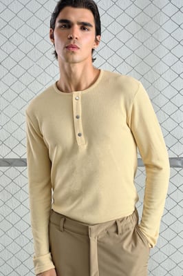 Komfortanpassad långärmad skjortkrage T-shirt