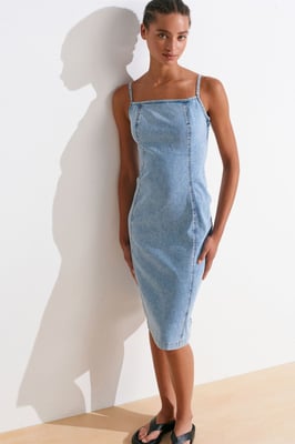 Aansluitende midi denim jurk met vierkante halslijn