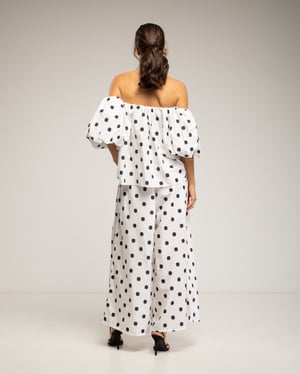 Set van stippenbroek en top, top met elastische boothals en wijde broek met zakken