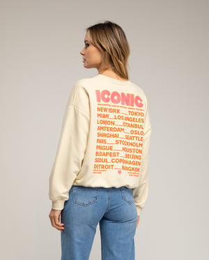Sweatshirt met de tekst 'iconic' in neonkleur op de voorkant en de rug.