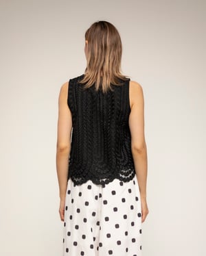 Kantentop met cirkeldetails en een ronde hals