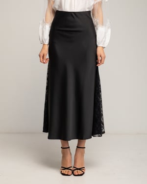 Satijnen midi-rok in A-lijn met zijsplitten, kant en een elastische taille.