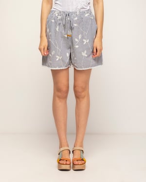 Randiga shorts med broderi, hålsöm och rynkad midja