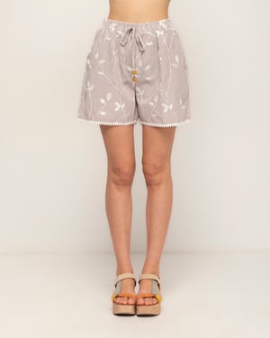 Gestreepte short met borduursel, ajourwerk-detail en een gerimpelde taille