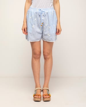 Gestreepte short met borduursel, ajourwerk-detail en een gerimpelde taille