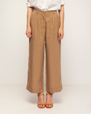 Rechte tencel pantalon met plooien, omslag aan de onderkant, zakken en een gerimpelde achterkant