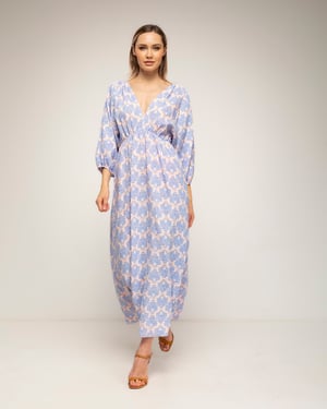 Geprinte jurk met elastische taille, V-hals en V-rug en vetersluiting
