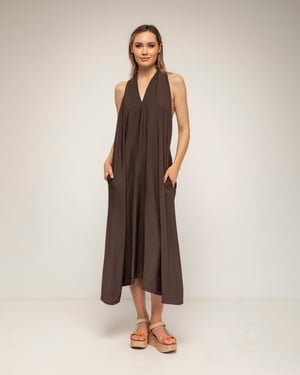 Wijde midi-jurk met halternek en een bandje op de rug