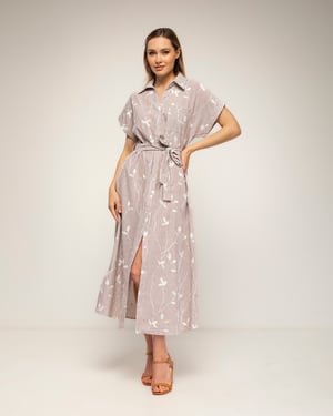 Gestreepte midi-blousejurk met borduursels en een riem