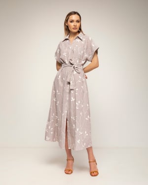 Gestreepte midi-blousejurk met borduursels en een riem