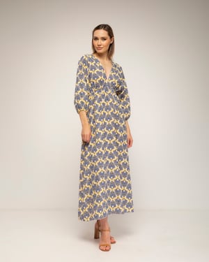 Geprinte jurk met elastische taille, V-hals en V-rug en vetersluiting