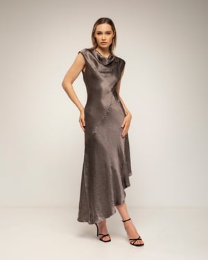 Midi-jurk met zijdetextuur, boothals en asymmetrische lengte