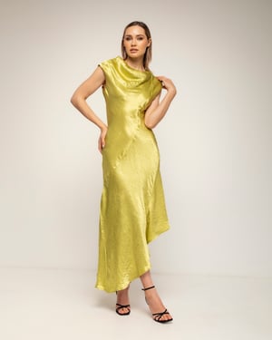 Midi-jurk met zijdetextuur, boothals en asymmetrische lengte