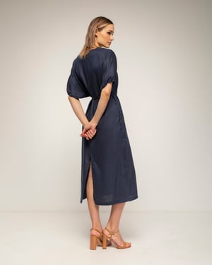 Oversized jurk met gerimpelde mouwen, V-hals en een losse ceintuur