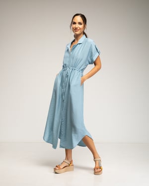Midi-jurk met elastische taille en borst, rimpelmouwen en zakken