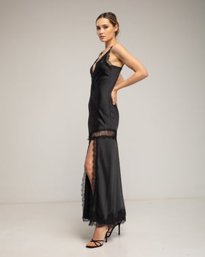 Midi slipdress van satijn met kantdetails en bandjes.