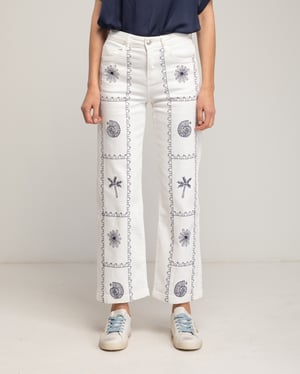 Straight fit jeans met geometrische patronen, schelpen en palmbomen.