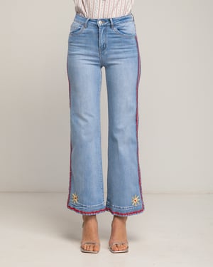 Straight fit jeans met borduursels aan de zijkant en bloemen aan de zoom.