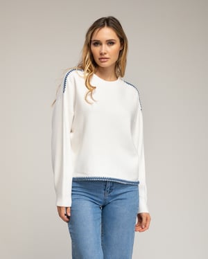 Oversized gebreide trui met stikseldetails aan de zoom en op de schouders.