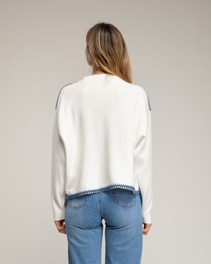 Oversized gebreide trui met stikseldetails aan de zoom en op de schouders.