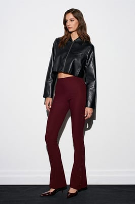 Hoog-getailleerde flare leggings met knoopdetail