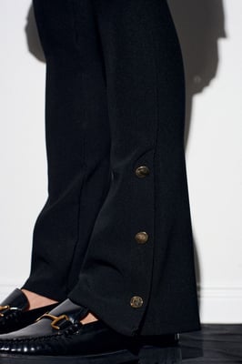 Hoog-getailleerde flare leggings met knoopdetail