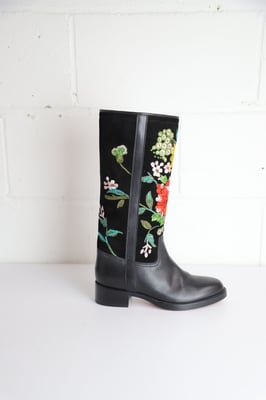 Etro blommigt broderade knähöga stövlar i svart läder och mocka